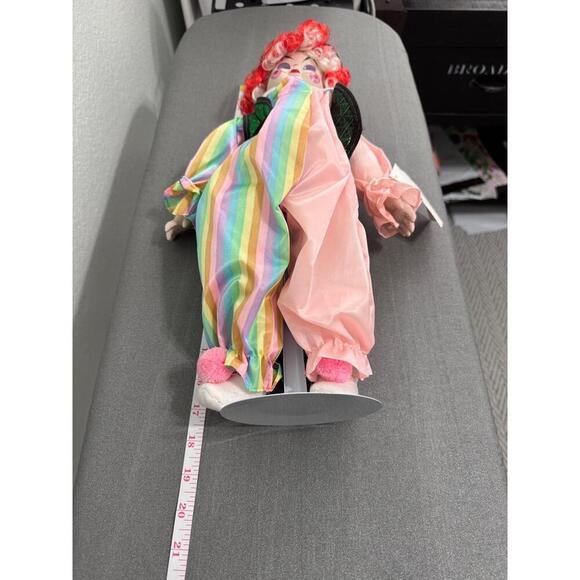 Heritage Collection Multi-colored Wind Up Musical Porcelain Collectible Clown - Picture 4 of 4